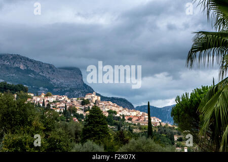 Raccogliere le nuvole sopra il villaggio arroccato di Le Bar sur Loup nel sud della Francia. Foto Stock