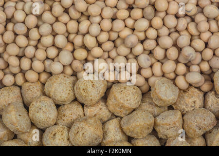 Close-up di soia essiccato / fagioli di soia e semi di soia grandi blocchi. Usato in cucina vegetariana / cucina. Concetto USA-Cina commercio guerra tariffaria, prodotti a base di soia. Foto Stock