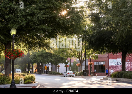 Negozi in West End Historic District sulla strada principale nel centro cittadino di Greenville nella Carolina del Sud. Foto Stock