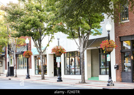 West End Historic District sulla strada principale nel centro cittadino di Greenville nella Carolina del Sud. Foto Stock