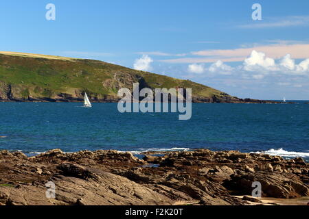 Imbarcazione a vela nella Baia di Wembury, il National Trust Beach, Devonshire Costa, South West England, Regno Unito Foto Stock