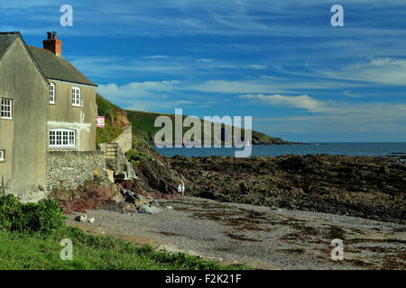 Spiaggia di Wembury e rockpools, Cafe e il National Trust Cottage su un luminoso , calda giornata d'estate. Devon, Inghilterra sudoccidentale Foto Stock