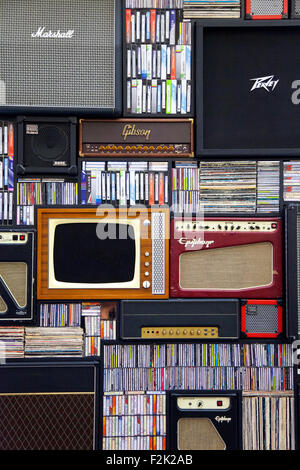Parete di vintage e retrò CD e vinili, tv, amplificatori, VHS e nastri audio Foto Stock