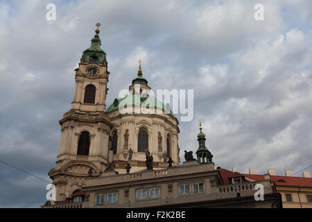 Saint Nicholas' chiesa a Mala Strana progettato dall architetto barocco Christoph Dientzerhofer a Praga, Repubblica Ceca. Foto Stock