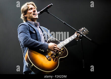 19/9/15 con amore da Liverpool Concerto comico Giovanni vescovo con la chitarra Foto Stock