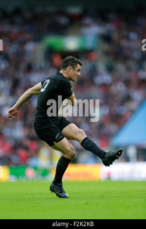 Londra, Regno Unito. Xx Settembre, 2015. Coppa del Mondo di rugby. Nuova Zelanda contro Argentina. Nuova Zelanda outhalf Dan Carter a calci il credito d'azione: Azione Plus sport/Alamy Live News Foto Stock