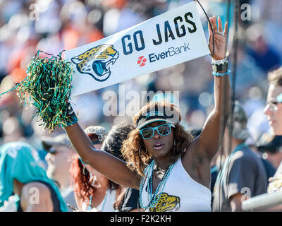 Il Jacksonville, FL, Stati Uniti d'America. Xx Settembre, 2015. Jacksonville Jaguars fan in posa per una foto durante la prima metà di NFL di azione di gioco fra i delfini di Miami e Jacksonville Jaguars al campo EverBank a Jacksonville, Fl. Romeo T Guzman/CSM. Credito: csm/Alamy Live News Foto Stock