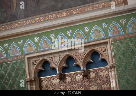 Gothic scolpita in pietra e decorazioni ornamentali pittura murale da Beuron Art School dal 1880 nella chiesa della Beata Vergine Maria e i santi slavi del monastero di Emmaus (Na Slovanech) a Praga, Repubblica Ceca. Foto Stock