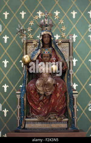 Madonna di Montserrat anche conosciuta come Madonna nera (1635) nella chiesa della Beata Vergine Maria e i santi slavi del monastero di Emmaus (Na Slovanech) a Praga, Repubblica Ceca. La statua è stata spostata a Praga dai monaci benedettini del monastero di Montserrat vicino a Barcellona, Spagna, nel 1635. Quando la chiesa fu bombardata nel febbraio 1945, la statua come se per miracolo non è stato danneggiato. Foto Stock