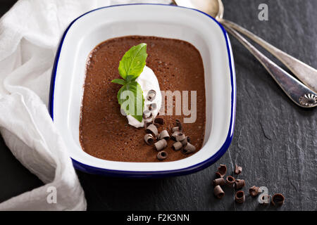 Mousse al cioccolato con una cucchiaiata di panna e basilico fatta con olio di oliva Foto Stock