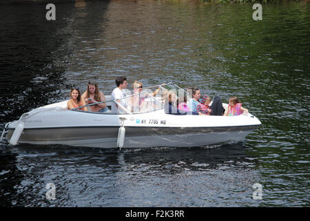 Il motoscafo bowrider bow rider caricato con persone di famiglia. Lungo il lago di New York STATI UNITI D'AMERICA US America Adirondack State Park Foto Stock