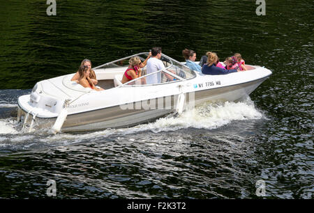 Il motoscafo bowrider bow rider caricato con persone di famiglia. Lungo il lago di New York STATI UNITI D'AMERICA US America Adirondack State Park Foto Stock