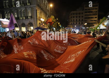 Atene, Grecia. Xx Settembre 2015. Syriza sostenitori celebrare con una grande bandiera dalla 'L'altra Europa con Tsipras' festa italiana bandiera. Syriza hanno celebrato la loro seconda vittoria in un greco elezioni generali entro 8 mesi. Syriza è rimasto il più grande partito del parlamento greco nonostante una leggera perdita e Alexis Tsipras sarà nuovamente l'essere primo ministro greco. Credito: Michael Debets/Alamy Live News Foto Stock