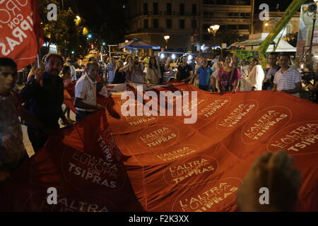 Atene, Grecia. Xx Settembre 2015. Syriza sostenitori celebrare con una grande bandiera dalla 'L'altra Europa con Tsipras' festa italiana bandiera. Syriza hanno celebrato la loro seconda vittoria in un greco elezioni generali entro 8 mesi. Syriza è rimasto il più grande partito del parlamento greco nonostante una leggera perdita e Alexis Tsipras sarà nuovamente l'essere primo ministro greco. Credito: Michael Debets/Alamy Live News Foto Stock