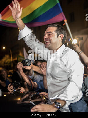 Atene, Grecia. Xx Settembre, 2015. Ex primo ministro greco e leader della sinistra radicale SYRIZA, Alexis Tsipras, onde ai tifosi dopo il suo partito della vittoria a electins generale ad Atene, in Grecia, il 20 settembre 2015. Credito: Elias Verdi/ Alamy Live News Foto Stock