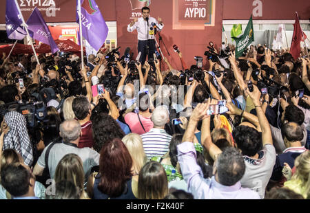 Atene, Grecia. Xx Settembre, 2015. Ex primo ministro greco e leader della sinistra radicale SYRIZA, Alexis Tsipras, parla ai tifosi dopo il suo partito della vittoria a electins generale ad Atene, in Grecia, il 20 settembre 2015. Credito: Elias Verdi/ Alamy Live News Foto Stock