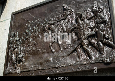 Simón Bolívar Mural Plaza Bolívar Panama City // PANAMA CITY, Panama — Un murale raffigurante episodi storici legati a Simón Bolívar adorns Plaza Bolívar nello storico quartiere casco Viejo di Panama City. L'opera d'arte commemora il leader militare e politico venezuelano noto come "El Libertador", che fu determinante nella liberazione di Panama dal dominio coloniale spagnolo come parte della Gran Colombia all'inizio del XIX secolo. Casco Viejo, dichiarato Patrimonio dell'Umanità dell'UNESCO nel 1997, presenta numerosi monumenti storici e architettura coloniale spagnola risalente alla fine del XVII secolo. Foto Stock
