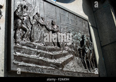 Simón Bolívar Mural Plaza Bolívar Panama City // PANAMA CITY, Panama — Un murale raffigurante episodi storici legati a Simón Bolívar adorns Plaza Bolívar nello storico quartiere casco Viejo di Panama City. L'opera d'arte commemora il leader militare e politico venezuelano noto come "El Libertador", che fu determinante nella liberazione di Panama dal dominio coloniale spagnolo come parte della Gran Colombia all'inizio del XIX secolo. Casco Viejo, dichiarato Patrimonio dell'Umanità dell'UNESCO nel 1997, presenta numerosi monumenti storici e architettura coloniale spagnola risalente alla fine del XVII secolo. Foto Stock