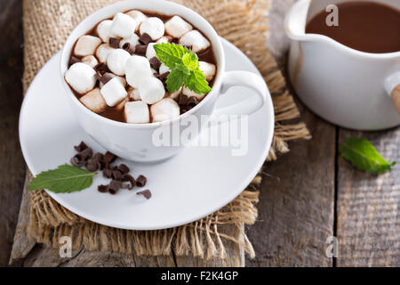 Cioccolata calda in una tazza con marshmallow Foto Stock