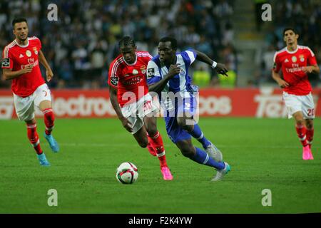 Porto, Portogallo. Xx Settembre, 2015. I giocatori in azione durante il portoghese Soccer League tra il Futebol Clube do Porto e lo Sport Lisboa e Benfica al Estadio do Dragao di Oporto, OPO. Helder Sousa/CSM/Alamy Live News Foto Stock