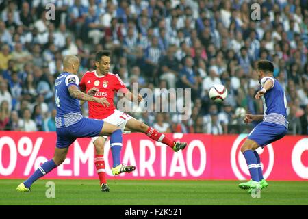 Porto, Portogallo. Xx Settembre, 2015. I giocatori in azione durante il portoghese Soccer League tra il Futebol Clube do Porto e lo Sport Lisboa e Benfica al Estadio do Dragao di Oporto, OPO. Helder Sousa/CSM/Alamy Live News Foto Stock