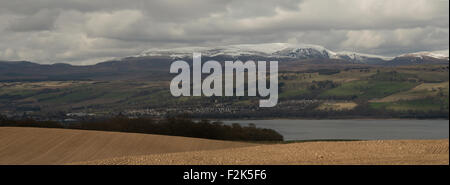 Dingwall dalla Black Isle verso Ben Wyvis,Ross and Cromarty,Scozia,UK, Foto Stock