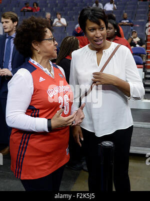 Washington, DC, Stati Uniti d'America. Xx Settembre, 2015. 20150920 - Washington Mystics proprietario di maggioranza Sheila Johnson, a sinistra e a Washington, DC Sindaco Muriel Bowser parlare prima di gioco 2 in WNBA Eastern Conference playoff tra i mistici e New York Liberty al Verizon Center di Washington. La libertà ha sconfitto i mistici, 86-68. © Chuck Myers/ZUMA filo/Alamy Live News Foto Stock