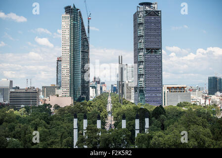 Paseo de la Reforma grattacieli moderni di città del Messico // CITTÀ DEL MESSICO, Messico - la vista dal Paseo de la Reforma verso i moderni grattacieli dal castello di Chapultepec. La costruzione del castello iniziò intorno al 1785, e la struttura ha servito diversi ruoli nel corso della sua storia, funzionando come Accademia militare, residenza imperiale e casa presidenziale prima di diventare il Museo Nazionale di storia del Messico (Museo Nacional de Historia). Il castello si trova in cima alla collina Chapultepec, a circa 2.325 metri (7.628 piedi) sul livello del mare, nel cuore di città del Messico. Paseo de la Reforma, una delle città Foto Stock