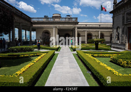 Città del Messico - giardini presso il Castello di Chapultepec. Poiché la prima costruzione iniziata intorno al 1785, il Castello di Chapultepec è stata una Accademia Militare, residenza imperiale, Presidenziale home, osservatorio, e ora è il Messico di National History Museum (Museo Nacional de Historia). Esso si trova sulla cima della collina di Chapultepec nel cuore di Città del Messico. Foto Stock