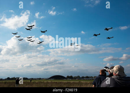 Duxford, UK. Xx Settembre, 2015. Spitfires al Duxford battaglia della Gran Bretagna, airshow domenica 20 settembre 2015. Credito: Jason Marsh/Alamy Live News Foto Stock