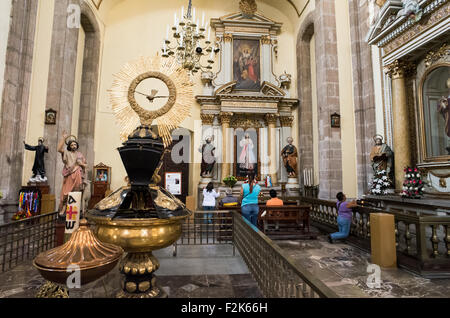 Cappella della Cattedrale metropolitana di San Isidro città del Messico Messico // CITTÀ DEL MESSICO, Messico - la Cappella di San Isidro collega il Tabernacolo metropolitano con la più grande Cattedrale metropolitana nel cuore del centro storico di città del Messico. Adiacente alla Cattedrale metropolitana e di fronte al Zócalo, il Tabernacolo Metropolitano (Sagrario Metropolitano) fu costruito dall'architetto Lorenzo Rodríguez in stile barocco tra il 1749 e il 1760. Il tabernacolo è stato progettato per ospitare gli archivi e i paramenti dell'arcivescovo, servendo anche come luogo per ricevere l'Eucaristia e registrare pa Foto Stock