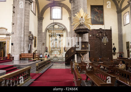 Adiacente al Metropolitan Castello, rivolta verso il Zocalo, il Metropolitan Tabernacolo (Spagnolo: Sagrario Metropolitana) fu costruito da Lorenzo Rodríguez in stile barocco fra 1749 e 1760. Esso è stato concepito per alloggiare gli archivi e paramenti dell Arcivescovo. Esso inoltre ha funzionato e continua a funzionare come un luogo per ricevere Eucaristia e registrare i parrocchiani. Foto Stock