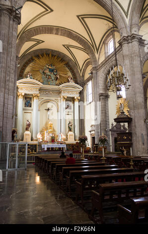 La navata centrale e altare maggiore del Metropolitan Tabernacolo. Adiacente al Metropolitan Castello, rivolta verso il Zocalo, il Metropolitan Tabernacolo (Spagnolo: Sagrario Metropolitana) fu costruito da Lorenzo Rodríguez in stile barocco fra 1749 e 1760. Esso è stato concepito per alloggiare gli archivi e paramenti dell Arcivescovo. Esso inoltre ha funzionato e continua a funzionare come un luogo per ricevere Eucaristia e registrare i parrocchiani. Foto Stock