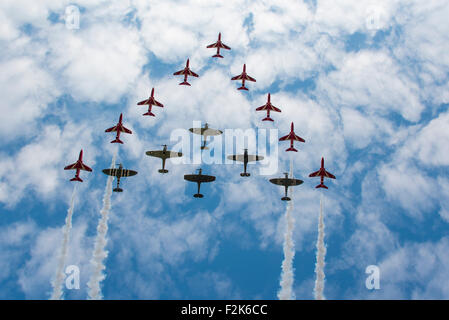 Duxford, UK. Xx Settembre, 2015. Le frecce rosse e Spitfires al Duxford battaglia della Gran Bretagna, airshow domenica 20 settembre 2015. Credito: Jason Marsh/Alamy Live News Foto Stock