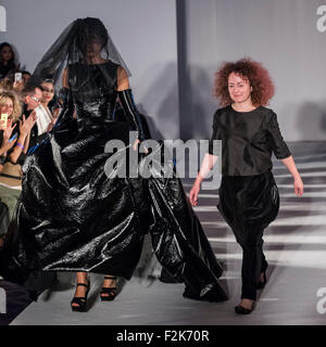 Londra, Regno Unito. Il 20 settembre 2015. Un modello e il designer di Hellafagirl a moda migliori la London Fashion Week SS16 mostrano in Covent Garden. Credito: Stephen Chung / Alamy Live News Foto Stock