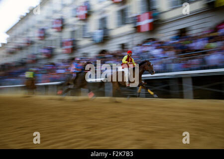 Asti, Italia. Xx Settembre, 2015. Fantini prendere parte alla finale del Palio di Asti a Asti a Asti, Italia, il 7 settembre 20, 2015. Il Palio di Asti è un tradizionale festival italiano di origine medievale che culmina in un bareback cavallo di razza, e anche il più antico registrati bareback cavallo di razza in Italia. La gara è stato eseguito ogni anno a partire dal XIII secolo con la prima gara registrato avendo luogo in 1275. Il concorso di antica vede 21 cavalli purosangue competere in rappresentanza di 13 diversi quartieri della città. © Jin Yu/Xinhua/Alamy Live News Foto Stock