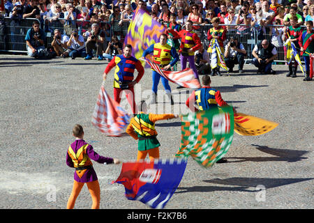 Asti, Italia. Xx Settembre, 2015. Bandiera di gettare il concorso è tenuto durante il Palio di Asti a Asti, Italia, il 7 settembre 20, 2015. Il Palio di Asti è un tradizionale festival italiano di origine medievale che culmina in un bareback cavallo di razza, e anche il più antico registrati bareback cavallo di razza in Italia. La gara è stato eseguito ogni anno a partire dal XIII secolo con la prima gara registrato avendo luogo in 1275. Il concorso di antica vede 21 cavalli purosangue competere in rappresentanza di 13 diversi quartieri della città. © Jin Yu/Xinhua/Alamy Live News Foto Stock