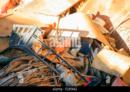 Dolly e altri oggetti sul pavimento della demolita casa Foto Stock