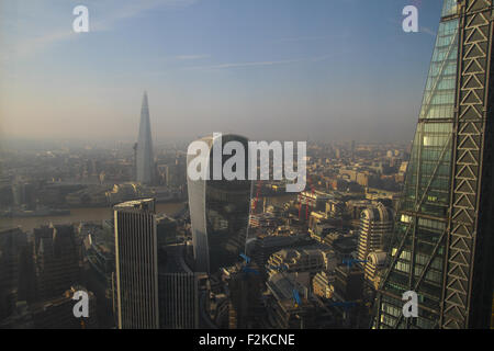 Londra, Regno Unito. 20​th Settembre, 2015. ​The Shard, Il Wlki-talkie e Grattuggia formaggio visto da il Gherkin..​ Foto: David Mbiyu ​/ Alamy Live News Foto Stock