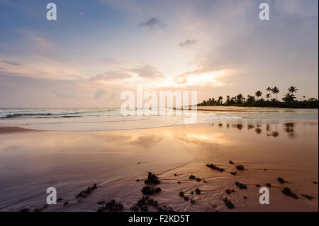 Por-do-sol paradisíaco na Ilha do Mussulo do lado da baía em maré alta e perto do buraco Foto Stock