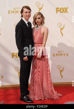 Zoe Kazan, Paul Dano presso gli arrivi per 67th Primetime Emmy Awards 2015 - Arrivi 2, il teatro di Microsoft (in precedenza Nokia Theater L.A. Live), Los Angeles, CA il 20 settembre 2015. Foto di: Dee Cercone/Everett Collection Foto Stock