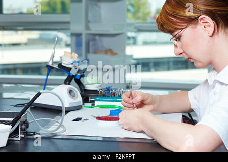 Odontotecnico lavorando su di un tappo di un dente Foto Stock