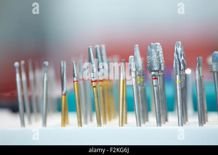 Frese e lucidatrici ed esercitazioni in un laboratorio odontotecnico Foto Stock