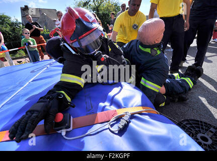 Cinquanta migliori locali di volontariato professionale e i vigili del fuoco hanno partecipato alla gara pompiere combattimento Challenge in Telc, Repubblica ceca, 19 settembre 2015. (CTK foto/Lubos Pavlicek) Foto Stock