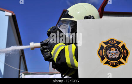 Cinquanta migliori locali di volontariato professionale e i vigili del fuoco hanno partecipato alla gara pompiere combattimento Challenge in Telc, Repubblica ceca, 19 settembre 2015. (CTK foto/Lubos Pavlicek) Foto Stock