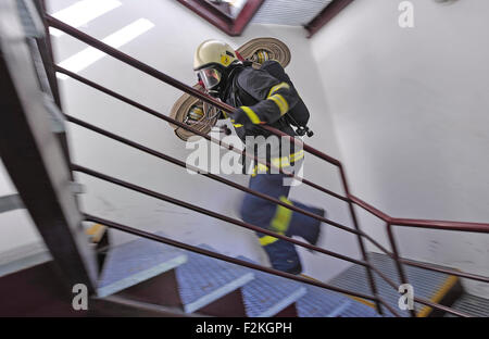 Cinquanta migliori locali di volontariato professionale e i vigili del fuoco hanno partecipato alla gara pompiere combattimento Challenge in Telc, Repubblica ceca, 19 settembre 2015. (CTK foto/Lubos Pavlicek) Foto Stock