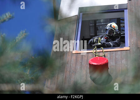 Cinquanta migliori locali di volontariato professionale e i vigili del fuoco hanno partecipato alla gara pompiere combattimento Challenge in Telc, Repubblica ceca, 19 settembre 2015. (CTK foto/Lubos Pavlicek) Foto Stock