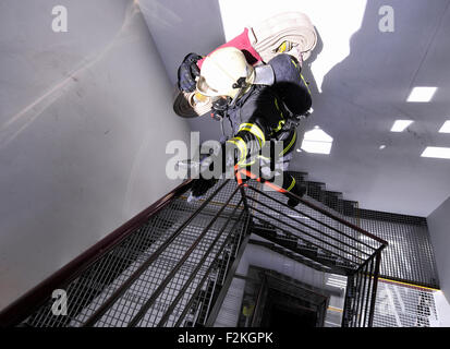 Cinquanta migliori locali di volontariato professionale e i vigili del fuoco hanno partecipato alla gara pompiere combattimento Challenge in Telc, Repubblica ceca, 19 settembre 2015. (CTK foto/Lubos Pavlicek) Foto Stock