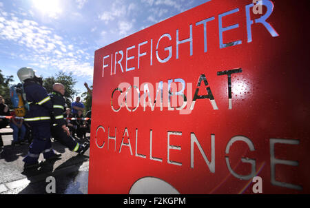 Cinquanta migliori locali di volontariato professionale e i vigili del fuoco hanno partecipato alla gara pompiere combattimento Challenge in Telc, Repubblica ceca, 19 settembre 2015. (CTK foto/Lubos Pavlicek) Foto Stock