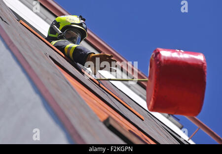 Cinquanta migliori locali di volontariato professionale e i vigili del fuoco hanno partecipato alla gara pompiere combattimento Challenge in Telc, Repubblica ceca, 19 settembre 2015. (CTK foto/Lubos Pavlicek) Foto Stock